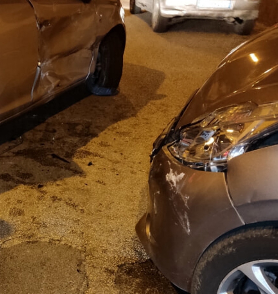 Scontro Tra Auto Una Finisce Contro Una Casa Foto