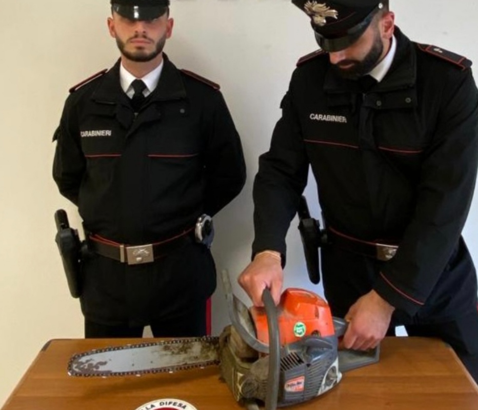 Carabinieri Vanno Ad Arrestarlo E Lui Si Barrica In Casa Con Motosega