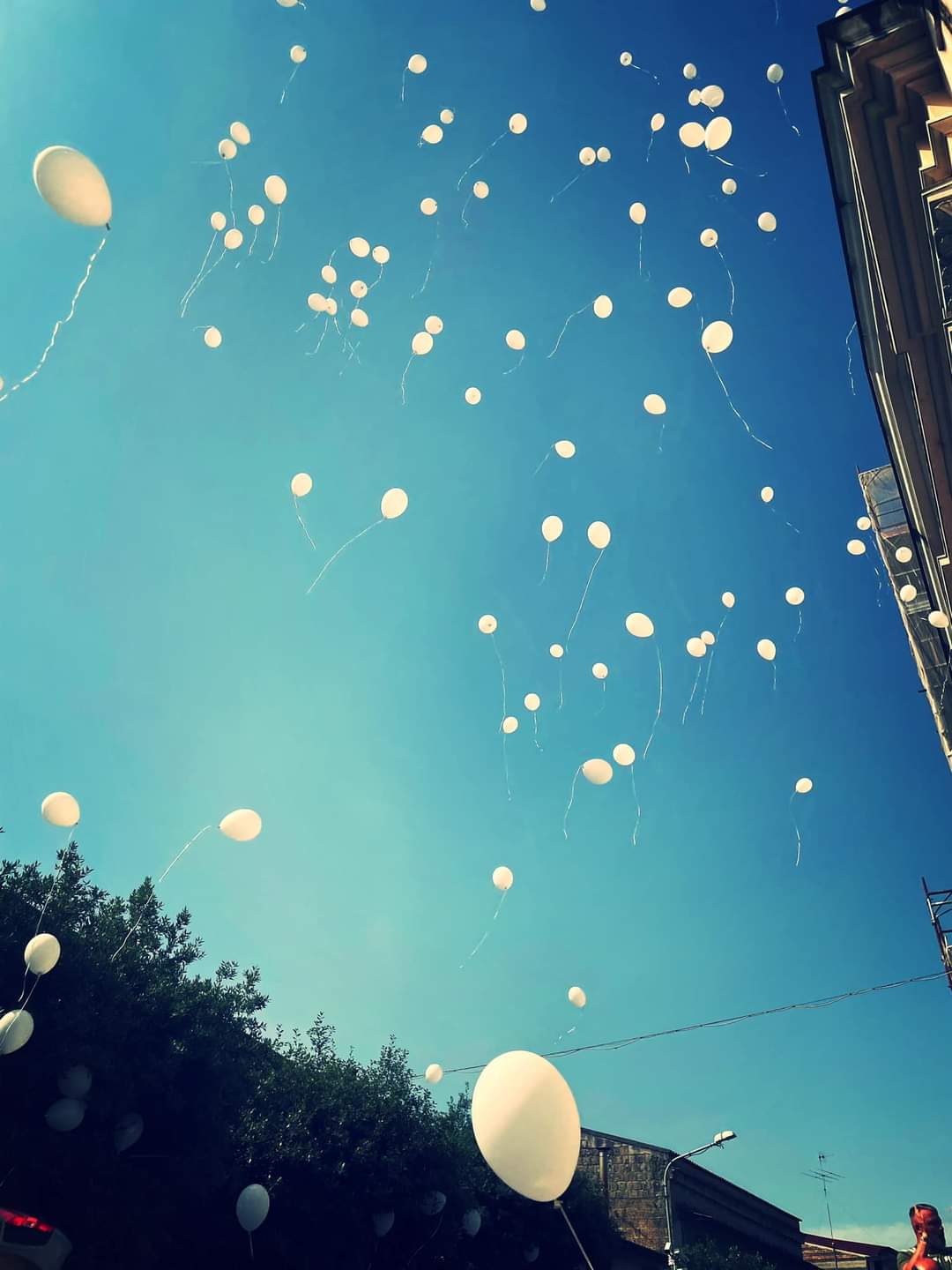 Palloncini bianchi per salutare Maria Sole