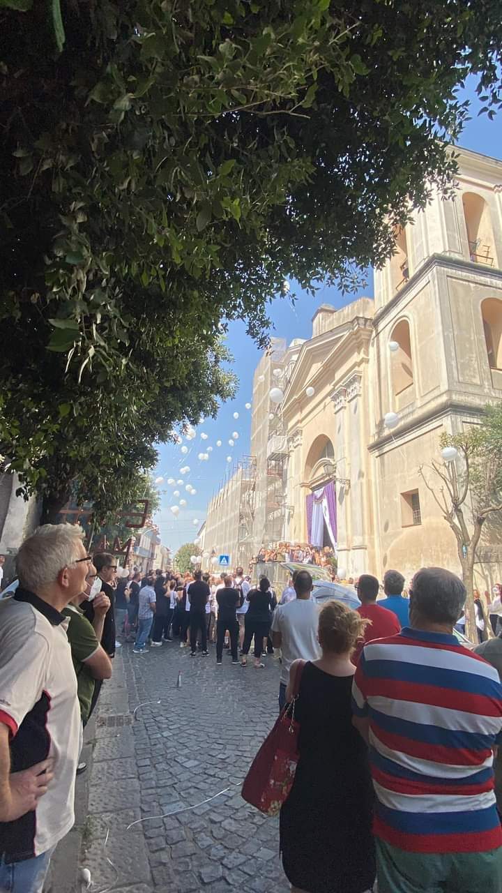 Palloncini bianchi per l'addio alla giovane Maria: Proteggi il tuo bimbo