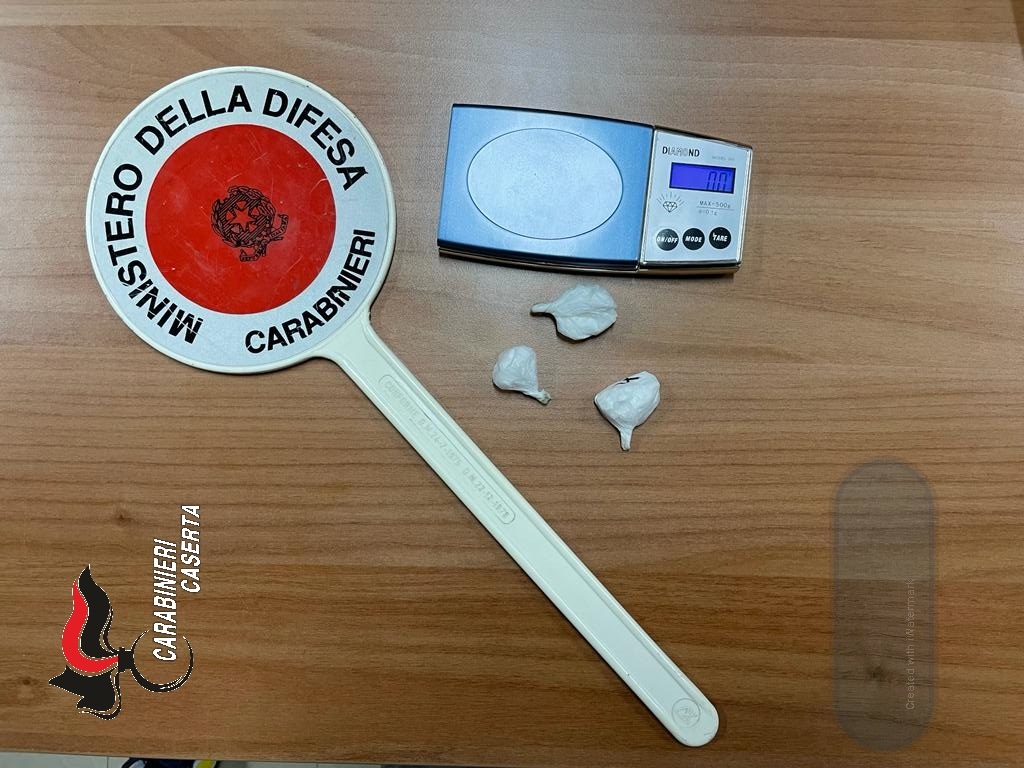 Vede carabinieri e lancia cocaina dal finestrino preso