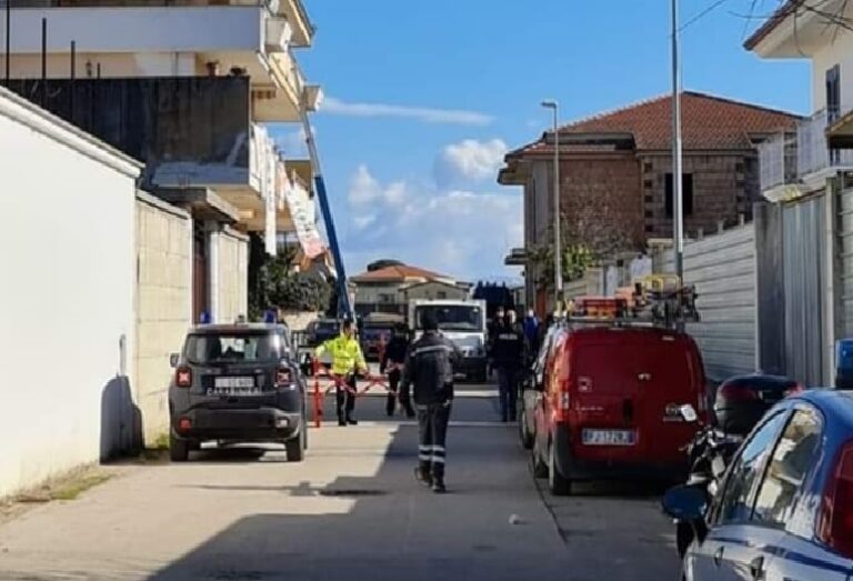 Ruspe In Azione Abbattuto Immobile Abusivo Con 2 Famiglie Rabbia 