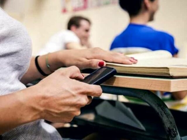 Cellulari vietati ai prof