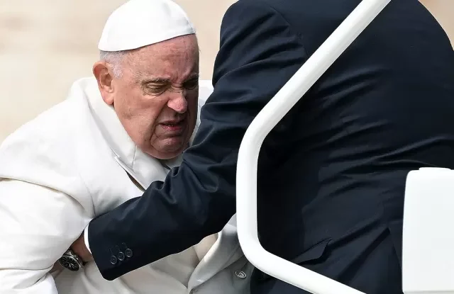 Papa Francesco ricoverato