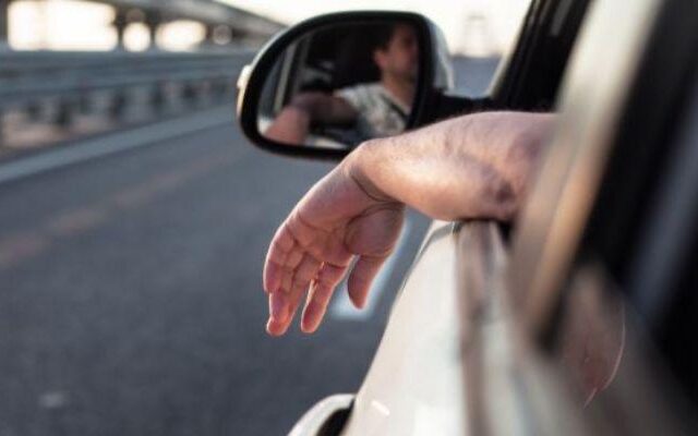 braccio fuori finestrino multa