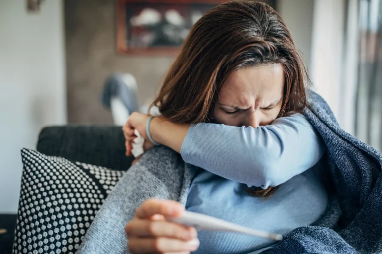 Raffreddore, dolore muscolare: come distinguere i sintomi della nuova variante Eris