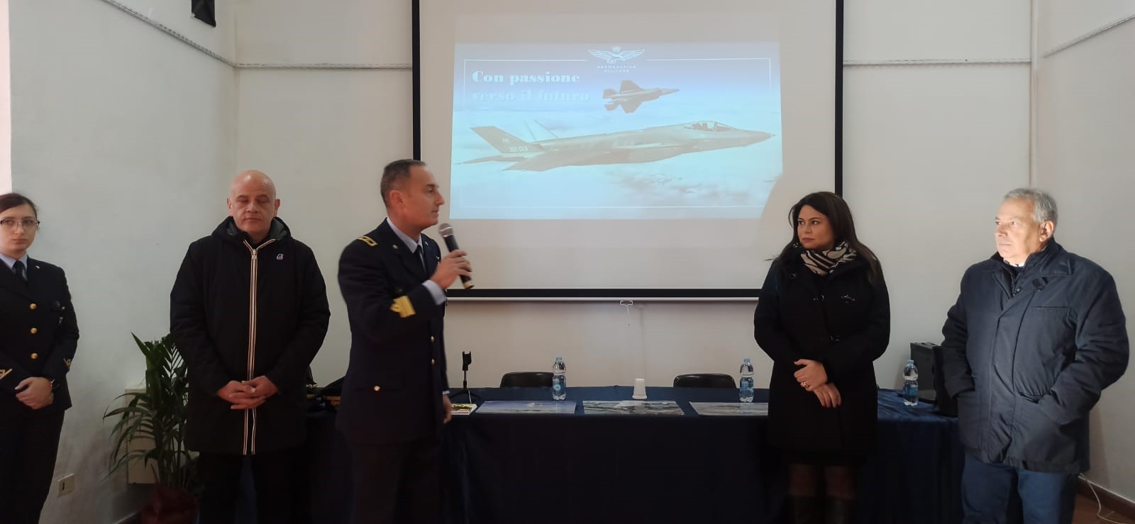 Gli studenti delle Superiori all Accademia Aeronautica col sindaco