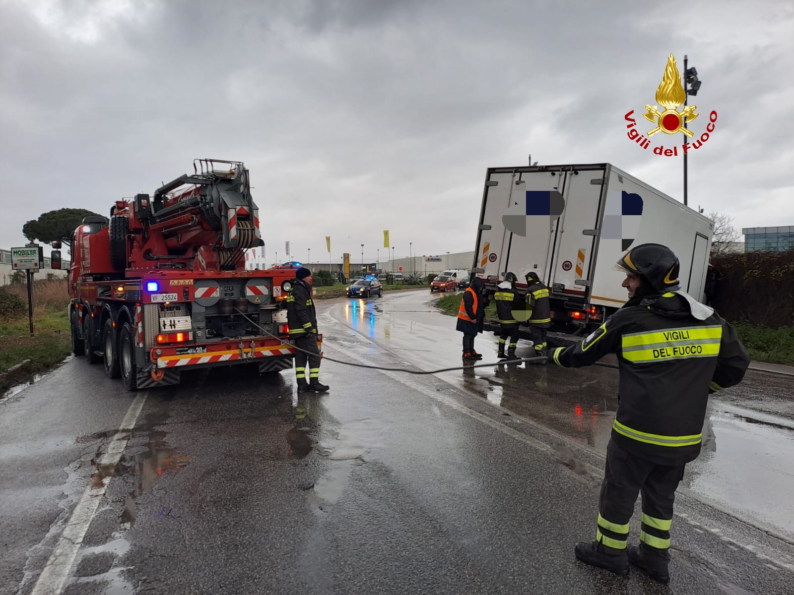 Tir Finisce Fuori Strada, Si Blocca L'accesso All'autostrada. FOTO