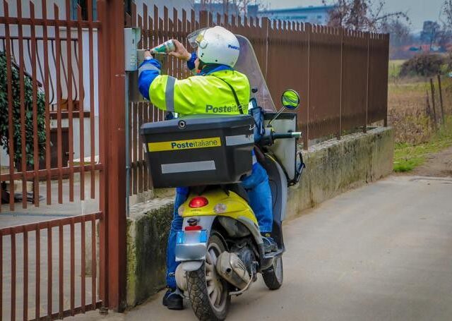 postino poste italiane