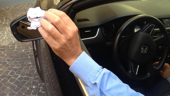 getta-rifiuti-da-finestrino-auto