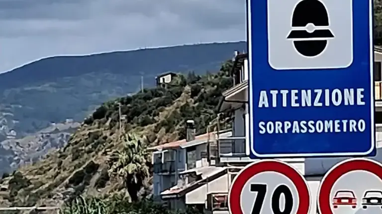 Occhio quando sorpassi, arriva il sorpassometro: multa immediata