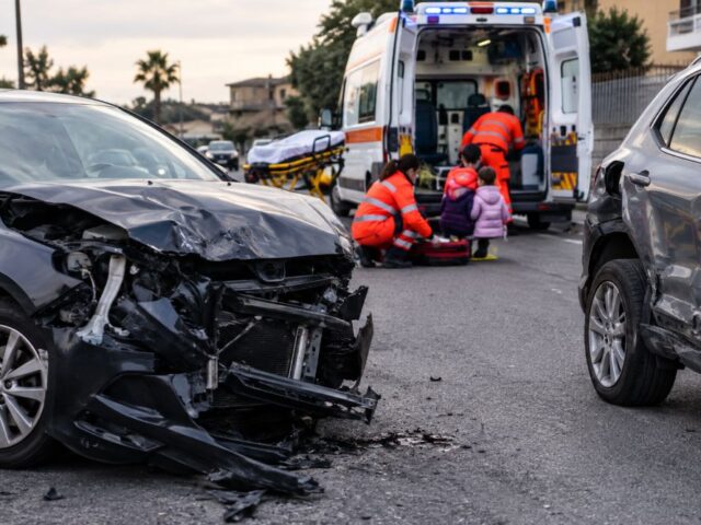 Brutto incidente tra auto, ferite 2 bambine