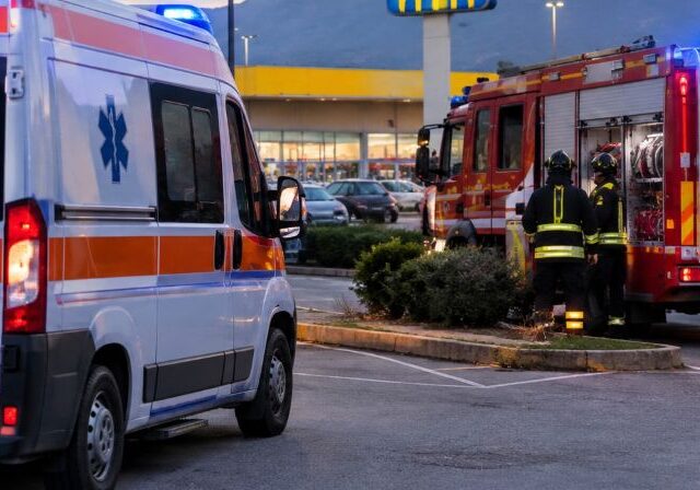 Brutto incidente nei pressi del supermercato, ci sono feriti