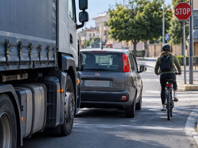Ciclista nell’angolo cieco del camion, automobilista eroe evita la tragedia