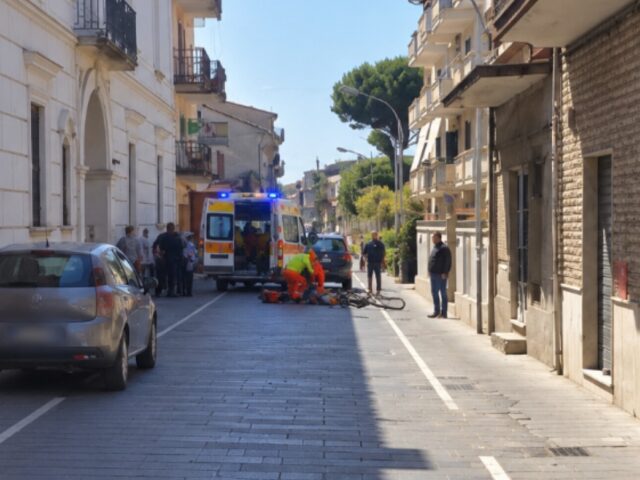 Ciclista centrato da auto in centro, corsa in ospedale