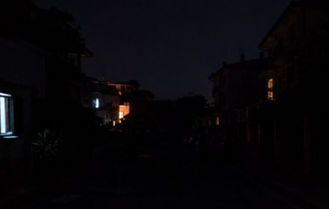Strade al buio da giorni, torna l’incubo furti