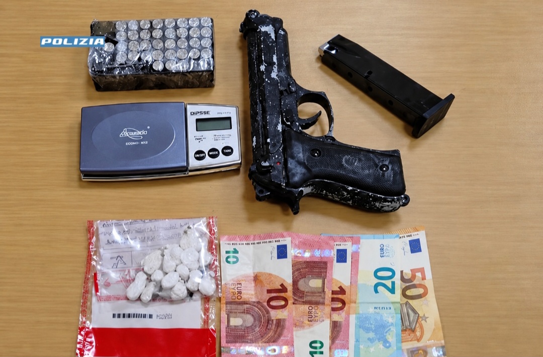 Scacciacani e materiale sequestrato, fotografia della Polizia pubblicata dalla fonte