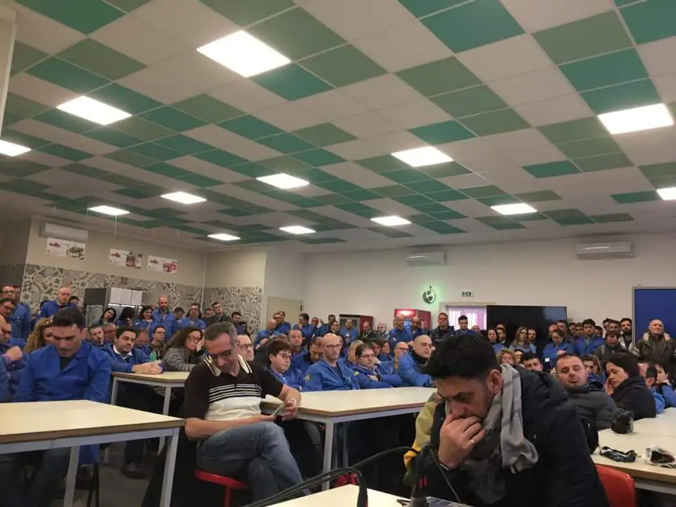 Jabil, a marzo i primi licenziamenti: tensione in azienda, operai in sciopero