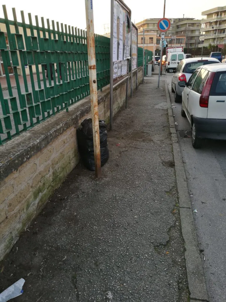 Foto e video della pulizia effettuata dal giovane immigrato