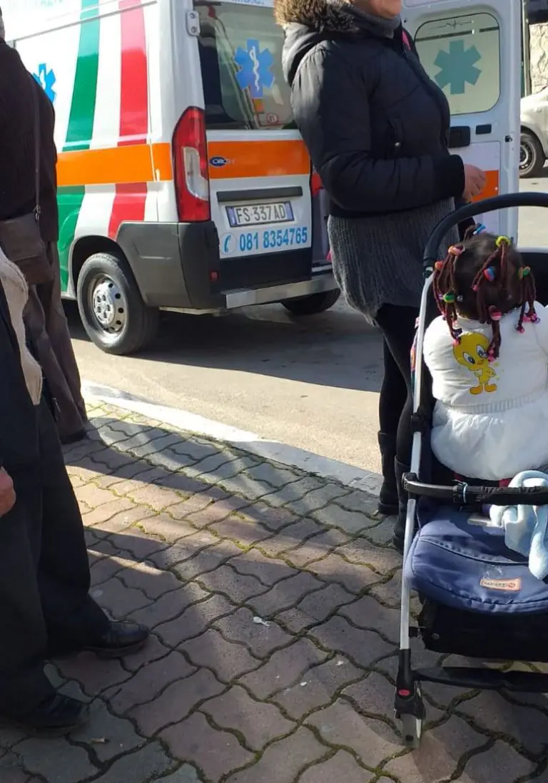 Scende dal bus e si sente male: giovane mamma rischia di partorire in strada. VIDEO