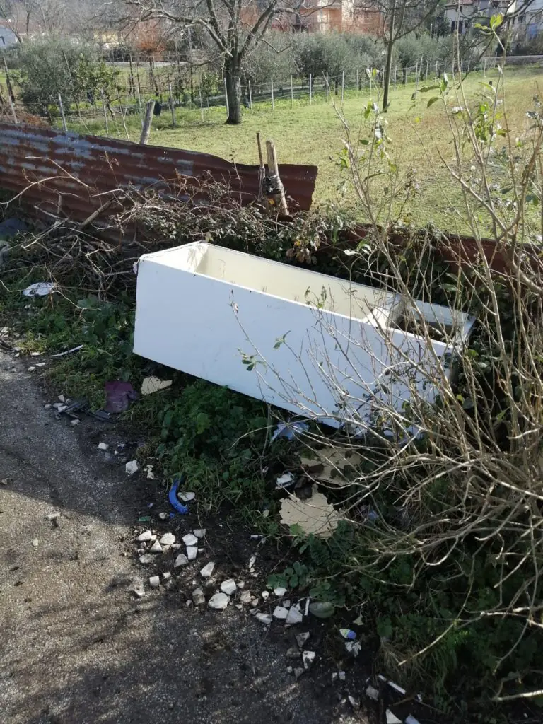 Discarica a cielo aperto in una zona di San Felice: ci buttano di tutto (FOTO)