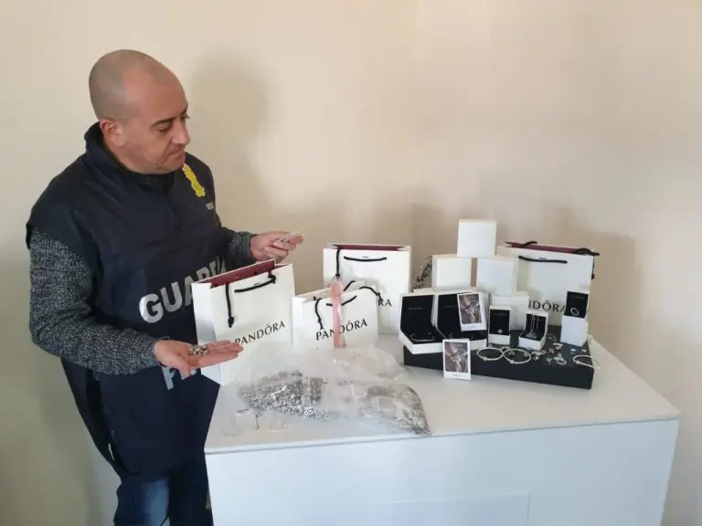 Pandora pezzottati, blitz della Finanza al Tarì: stanato venditore. Sequestro da record. FOTO E VIDEO