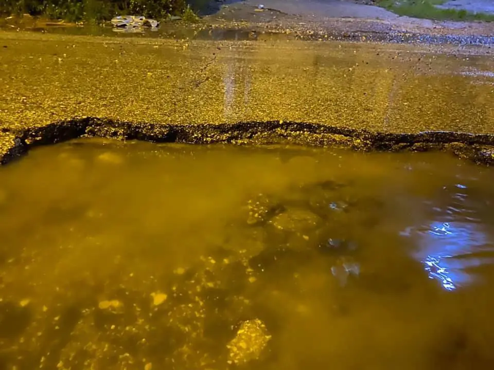 Buche in strada, è strage di ruote: cittadini della Valle esasperati. FOTO