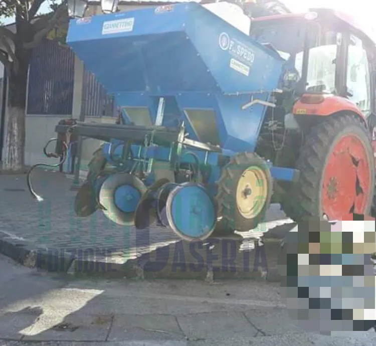 Alle Poste con il trattore e parcheggia sul marciapiede