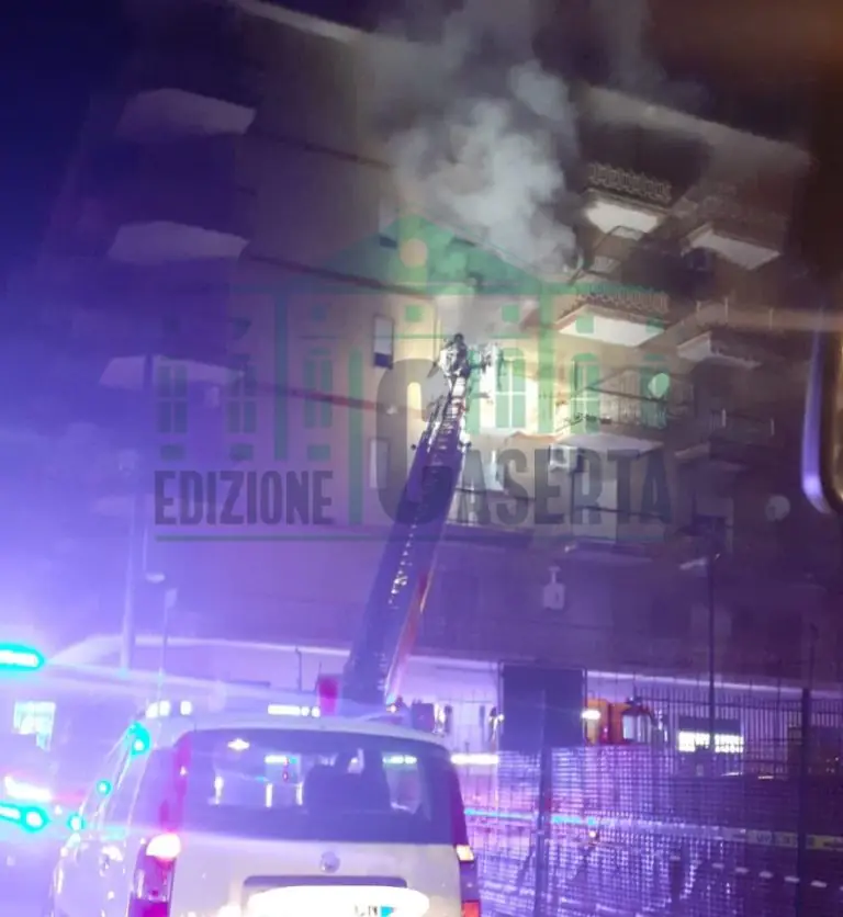 Terribile incendio nella notte: casa in fiamme