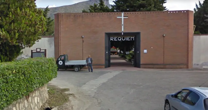 Profanate le cappelle, irruzione choc al cimitero