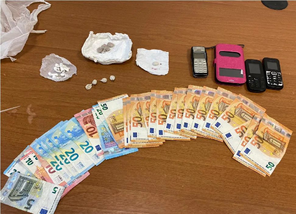 Blitz nella roccaforte dello spaccio: pusher gira con mille euro. La droga l’aveva sotterrata. FOTO