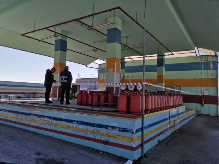 Gpl irregolare, blitz della Finanza: impianto sequestrato. VIDEO E FOTO