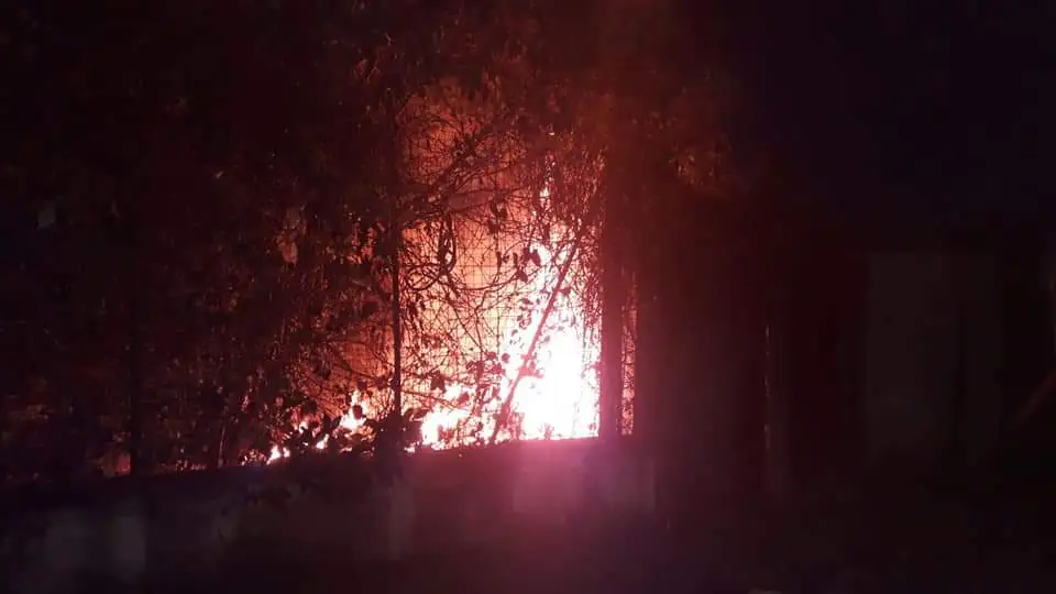 Divampa incendio, fiamme minacciano oratorio. Le foto
