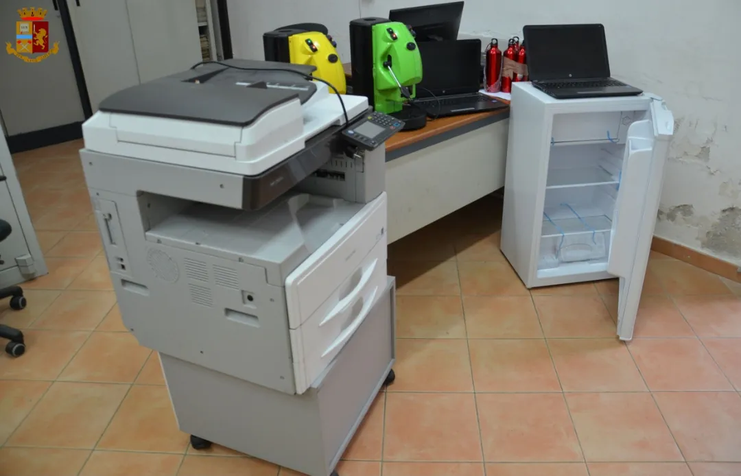 Polizia trova a casa di due coniugi il bottino del furto a scuola, coppia nei guai. Foto