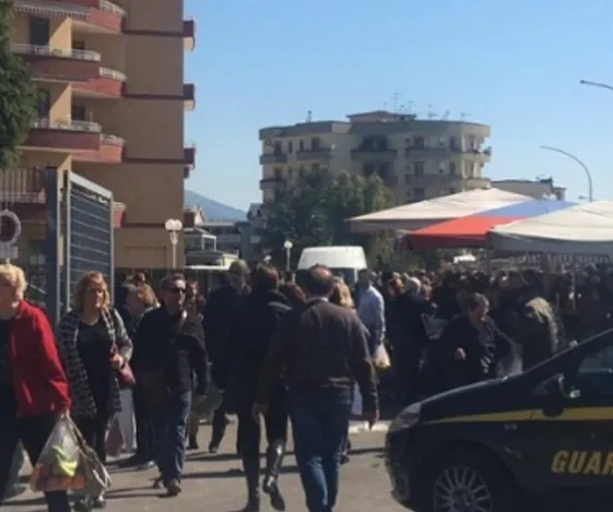 Vigile lo scopre a vendere falsi, straniero lo prende a calci e scappa