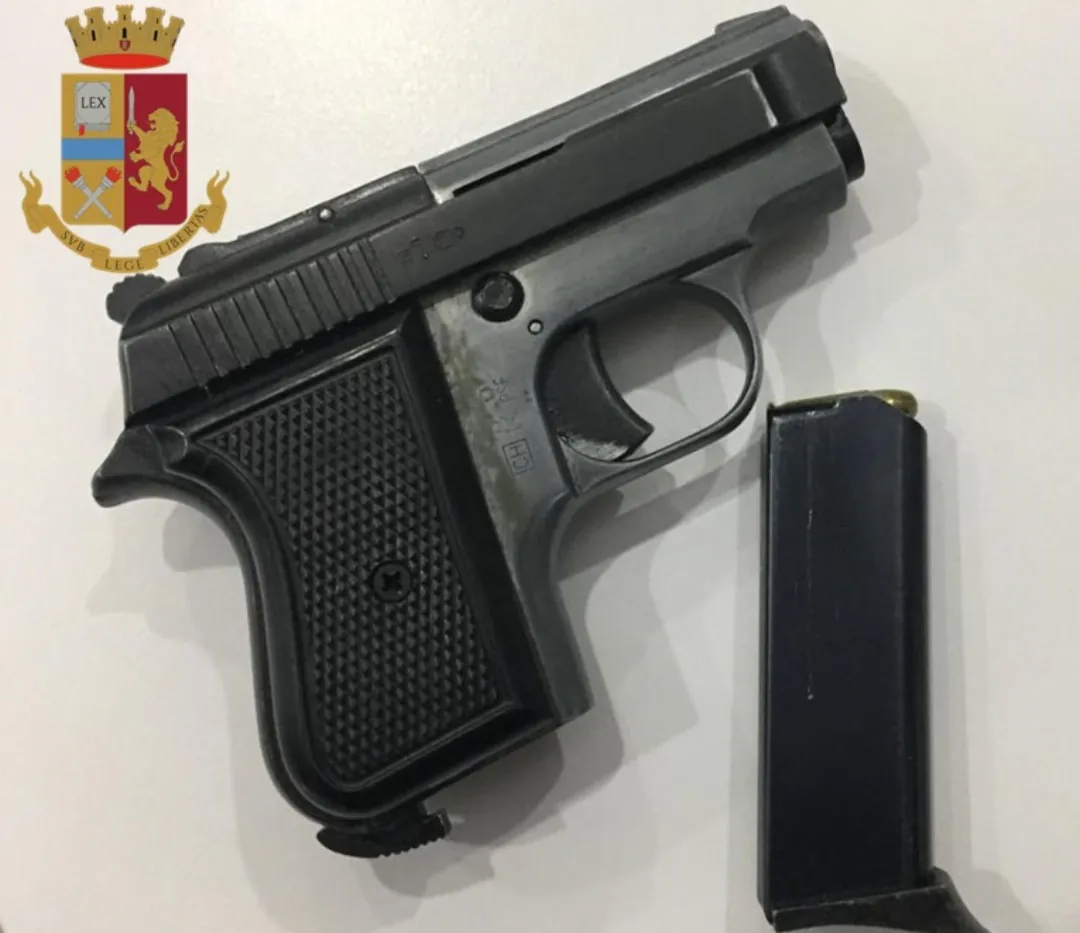 Dorme con una pistola illegale in camera da letto, arrestato dalla polizia. Nome e Foto