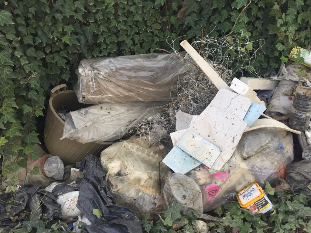 Prende la canna fumaria e la lascia in strada, periferia ridotta a discarica. FOTO