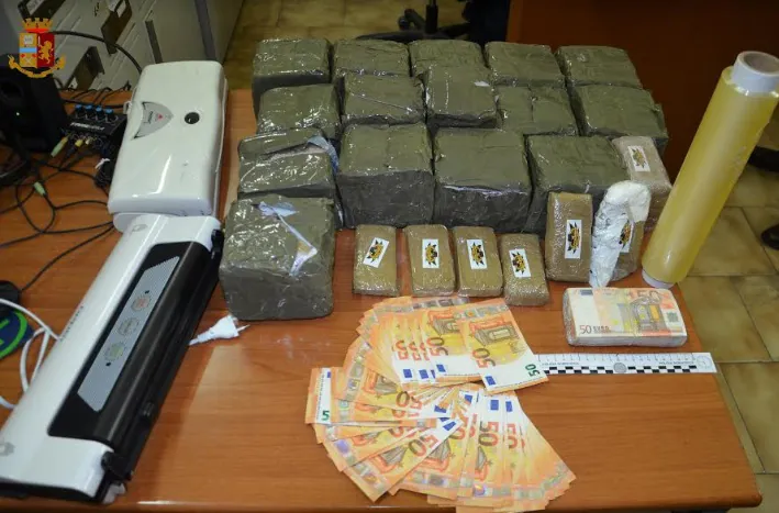 TUTTI I NOMI. Colpaccio della Mobile, 3 arrestati con 16 chili di hashish e 25mila euro in contanti