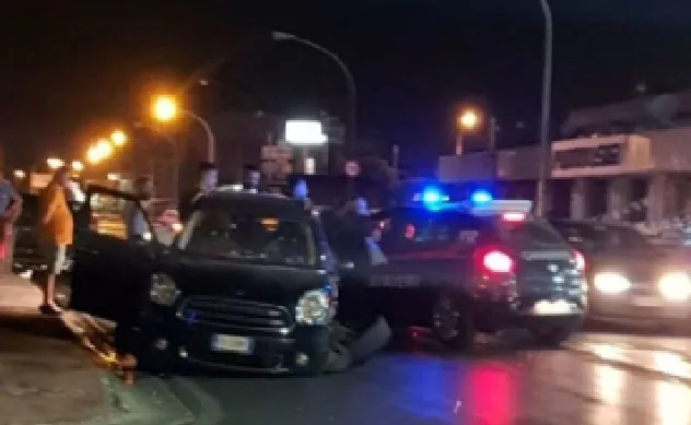 Choc sulla Nazionale, si schianta contro le auto e poi scappa
