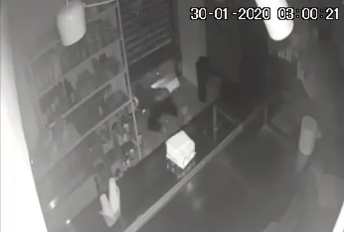 Ladro maldestro, entra nel panificio e si fa pure male. IL VIDEO