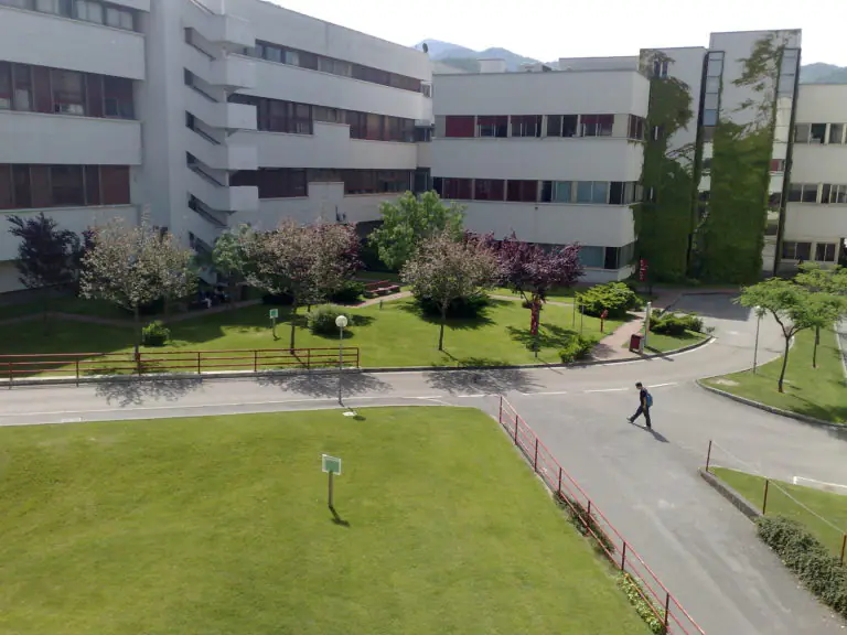 Tragedia all’Università, studentessa vola giù dal parcheggio e muore