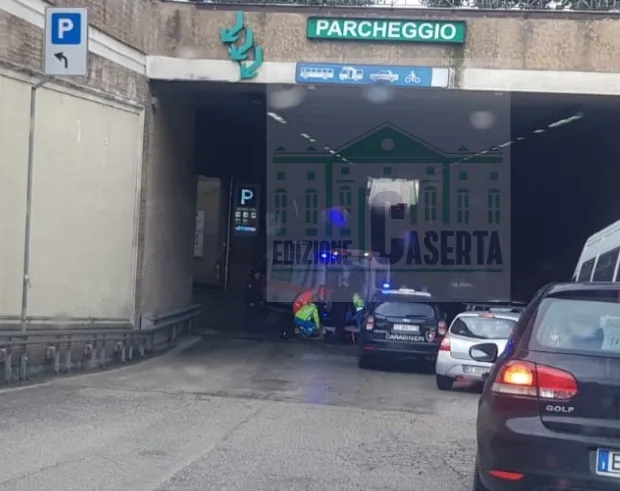 Schianto in scooter, si blocca sottopasso della Reggia. Foto