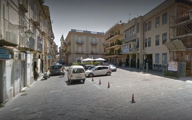 Choc in piazza, lastra della veranda si abbatte su auto parcheggiata