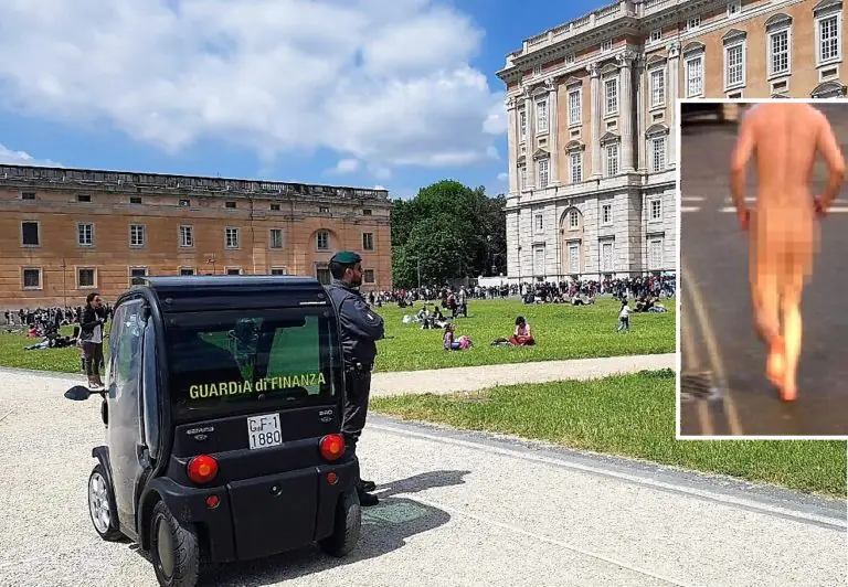 Follia davanti alla Reggia: si denuda davanti a turisti e finanzieri