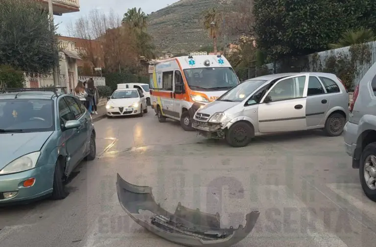 Schianto in via Panoramica, ferito anziano. LE FOTO