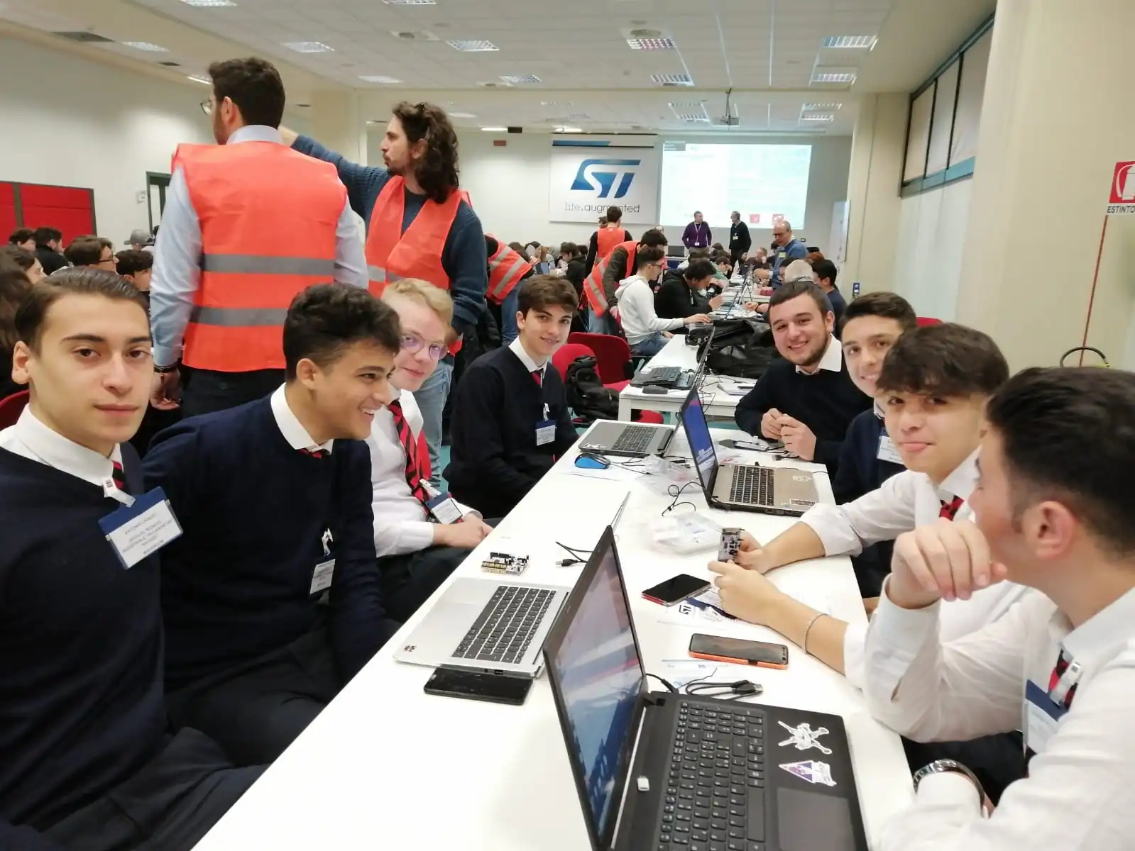 Gli studenti del Tecnico Industriale del “Villaggio” alla STMICROELECTRONICS di Napoli