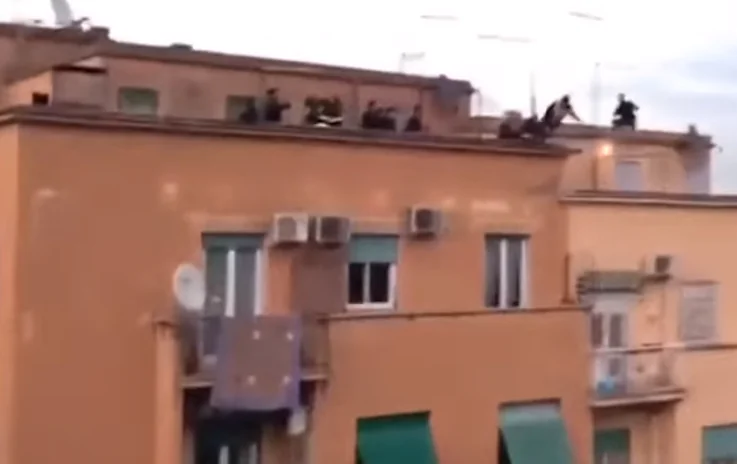 Choc alle case popolari: 55enne si mette in piedi sul balcone e minaccia di lanciarsi