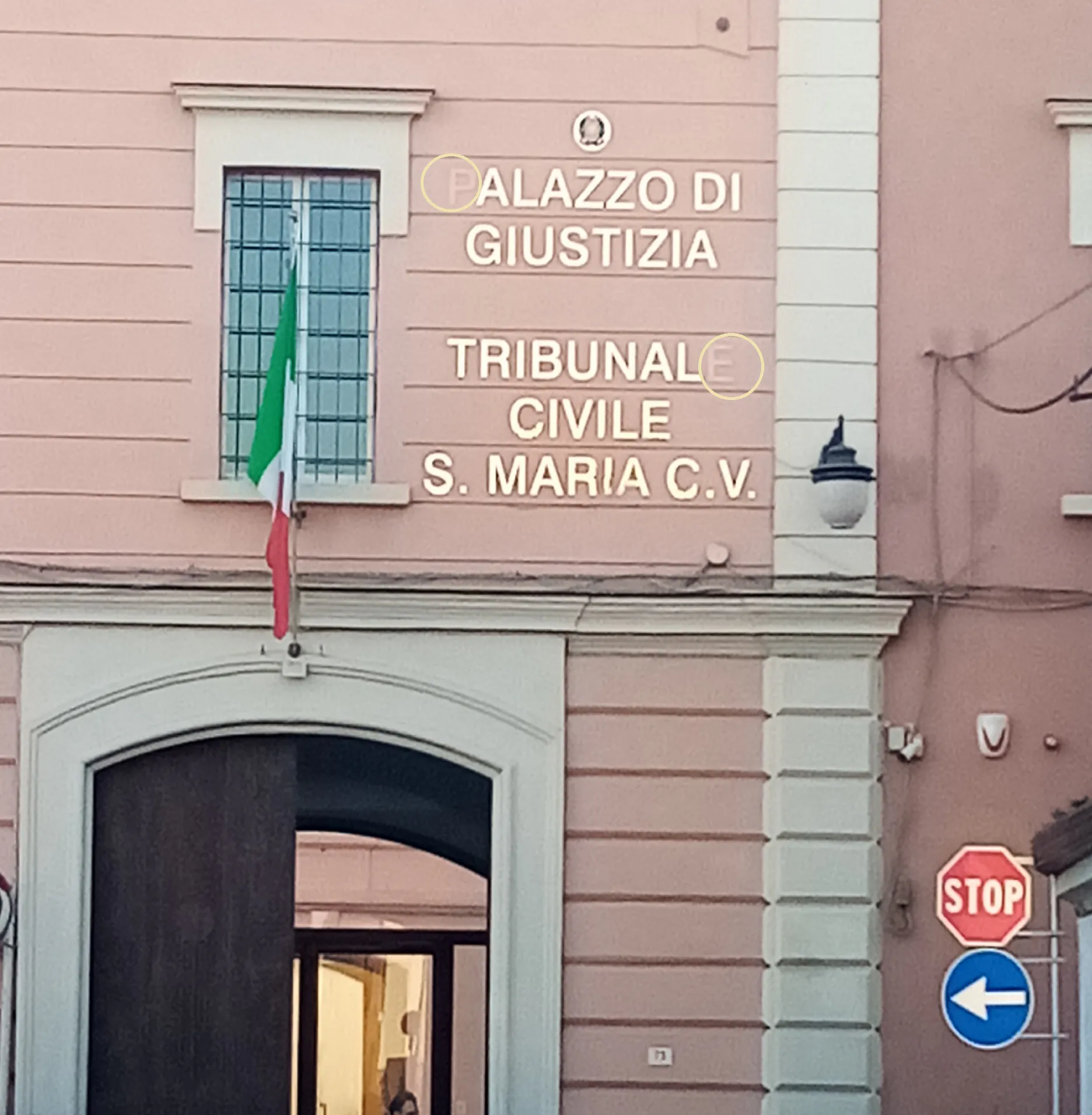 Inaugurato a settembre, il nuovo tribunale già perde pezzi. FOTO
