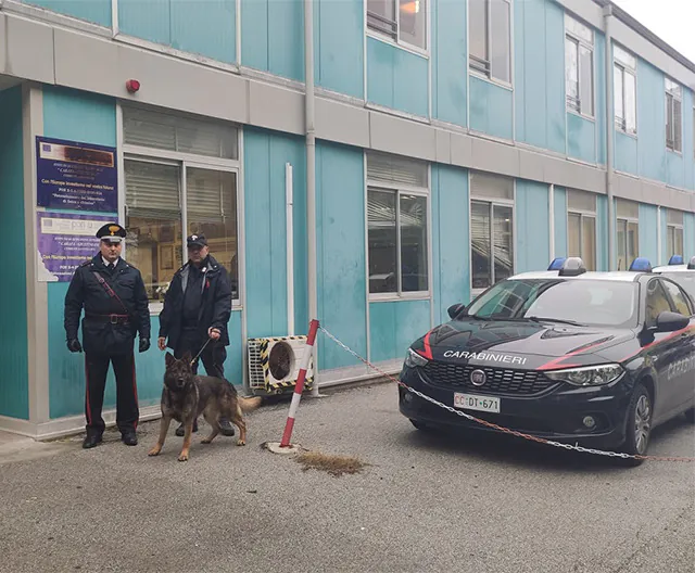 Blitz antispaccio nella Valle, 200 controllati. Cani antidroga in azione nelle scuole. FOTO