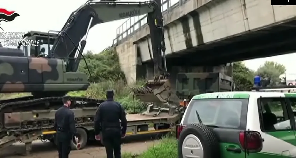 IL VIDEO CHOC. Ecco cosa hanno sotterrato nei terreni che bruciano accanto alla Variante. Militari in azione